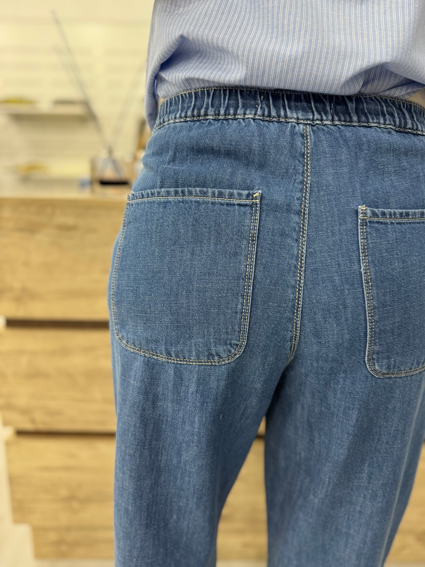 Jeans carrot con elastico