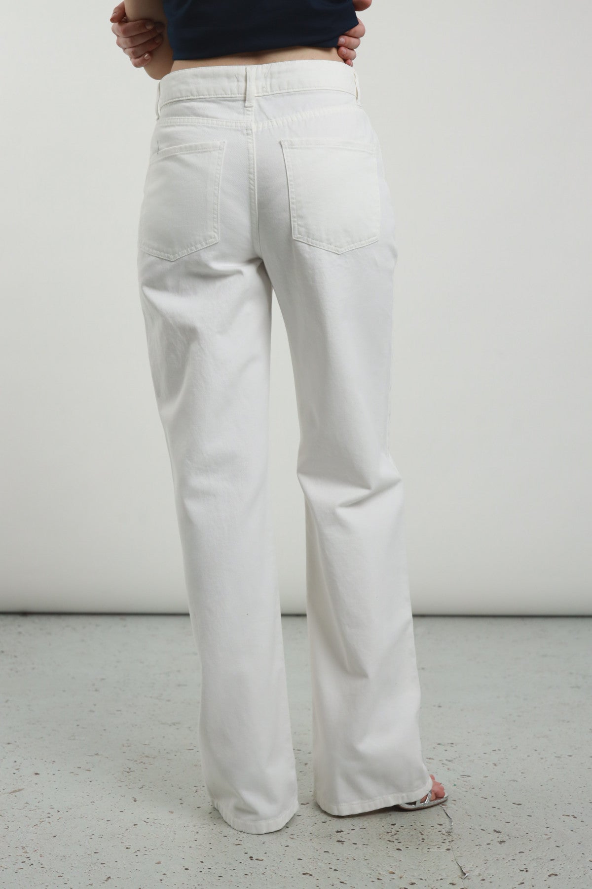 Jeans con strass colorati