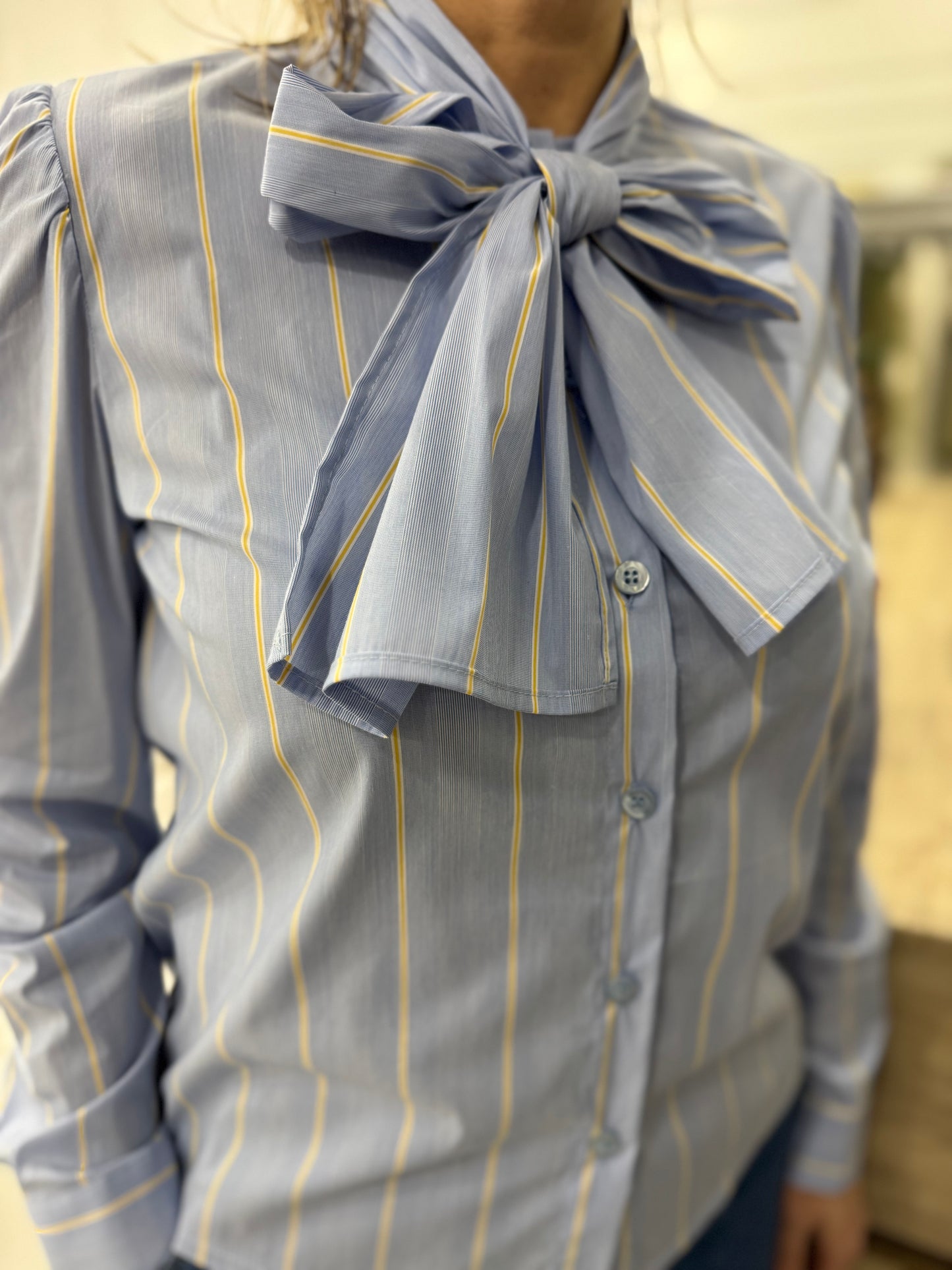 Camicia a righe con fiocco