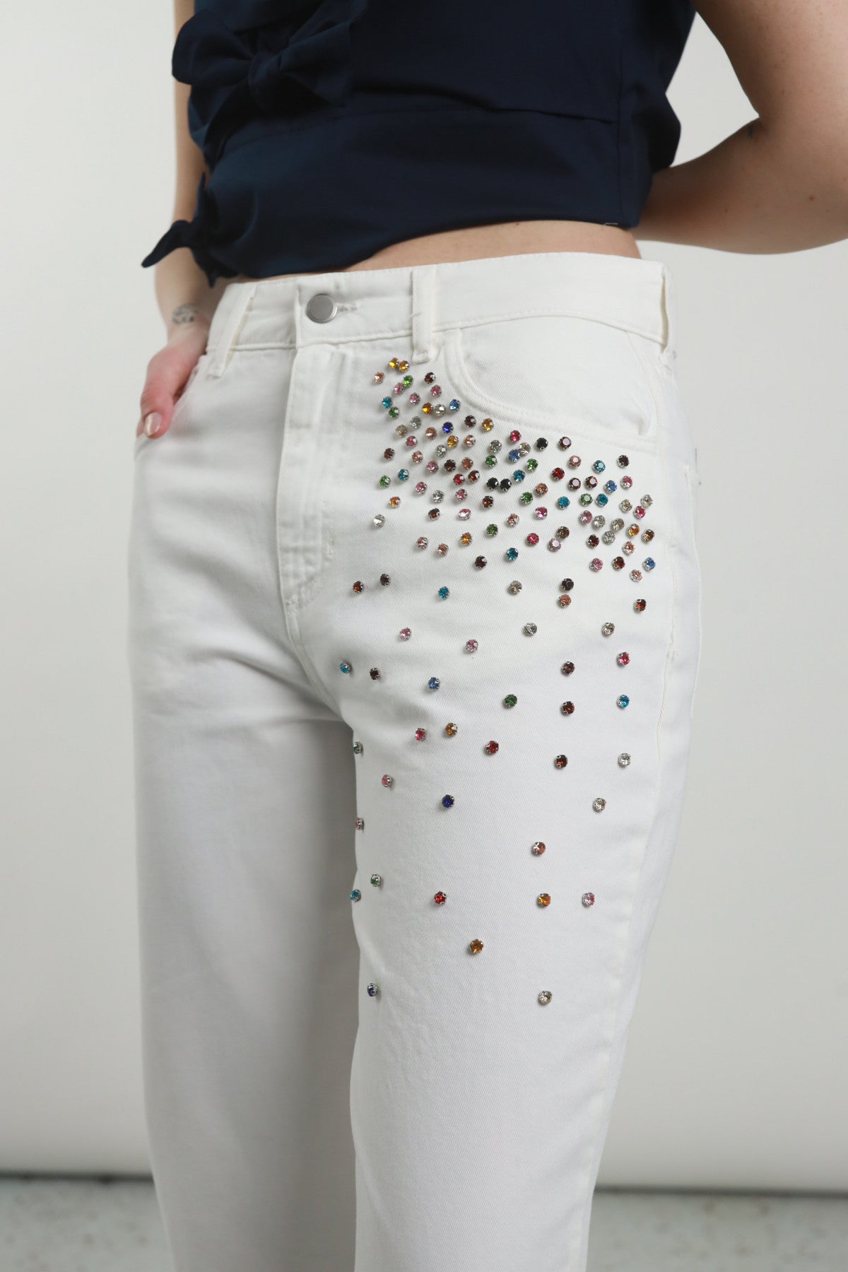 Jeans con strass colorati
