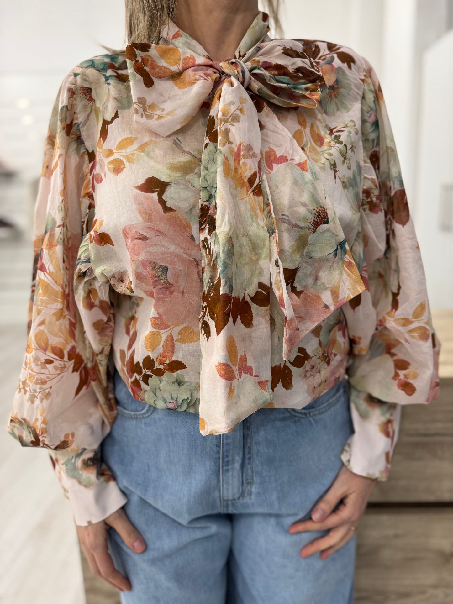 Camicia floreale con fiocco Art. 25C7103 Tensione in