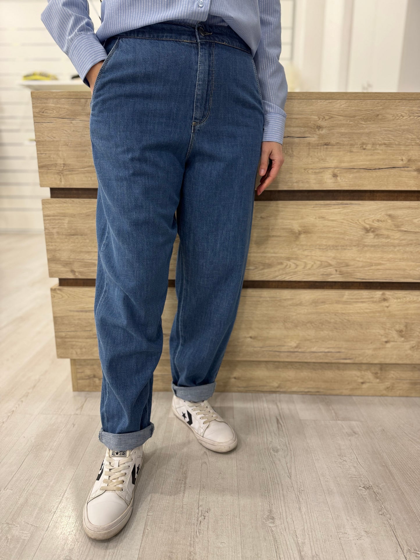 Jeans carrot con elastico