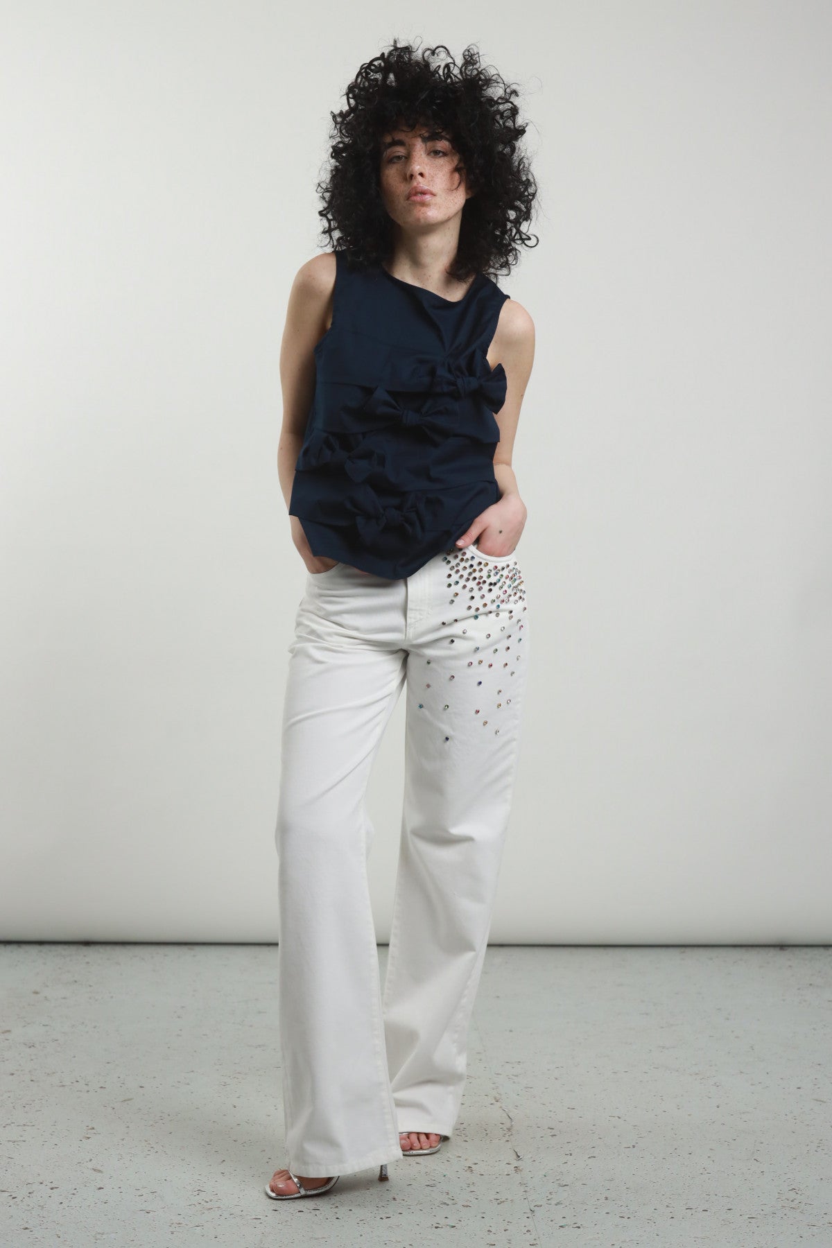Jeans con strass colorati