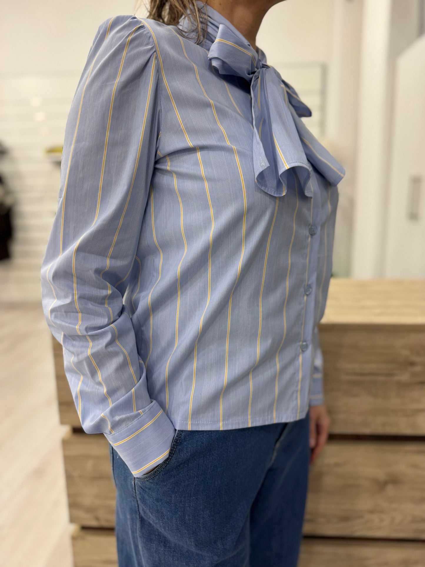 Camicia a righe con fiocco