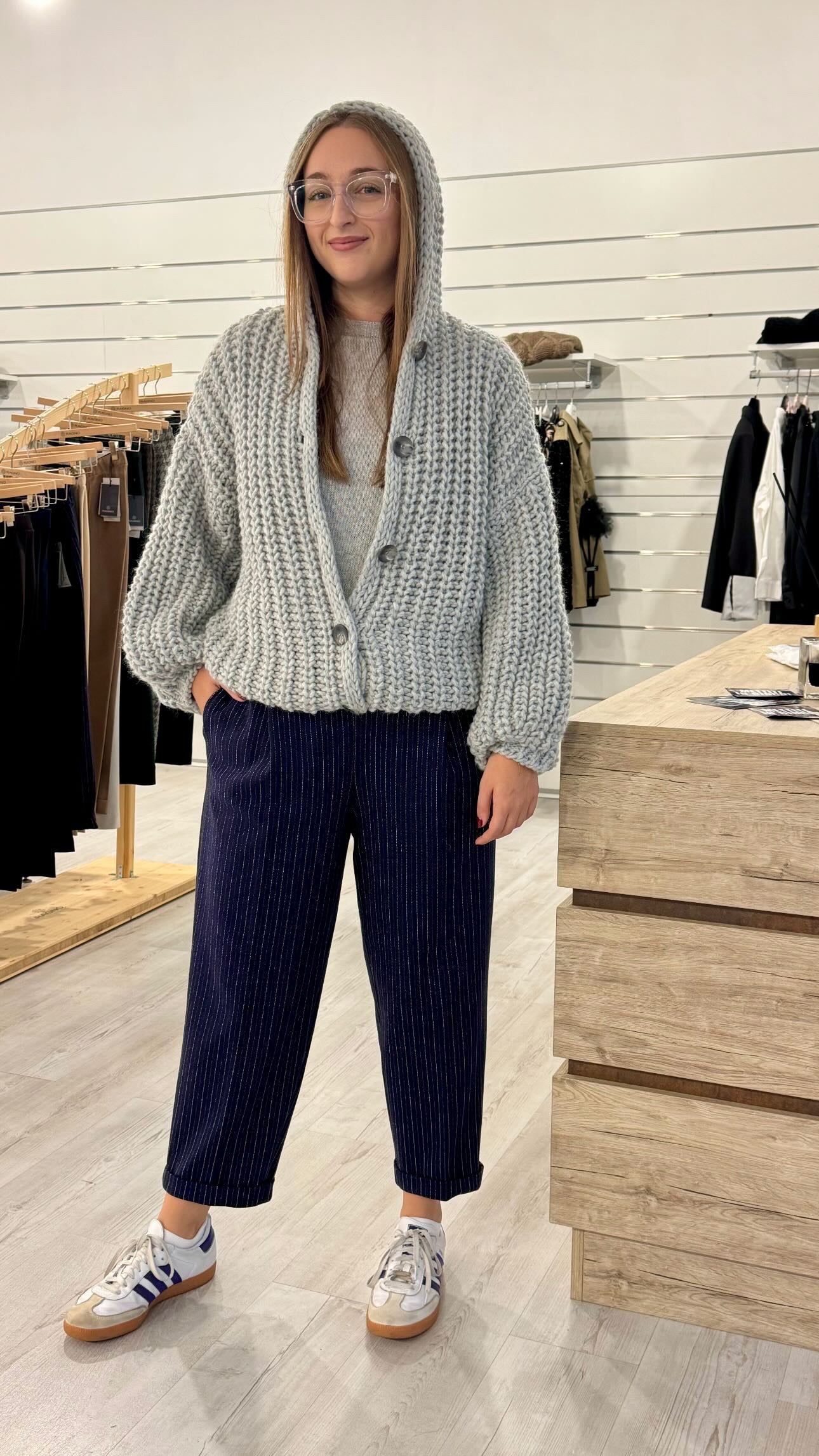 Cappotto corto in maglia con cappuccio